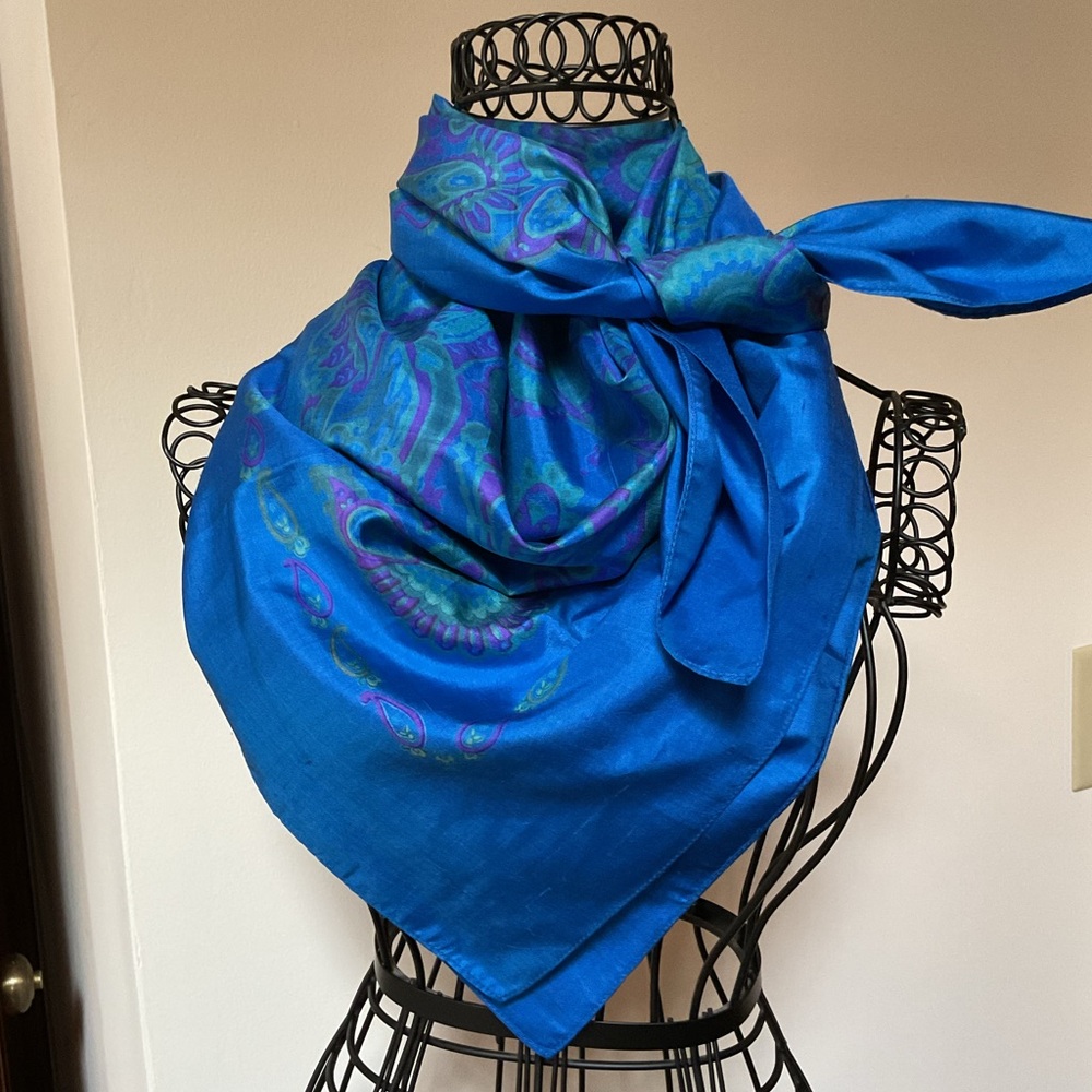 Beautiful Thai silk scarf, New 34”x35”